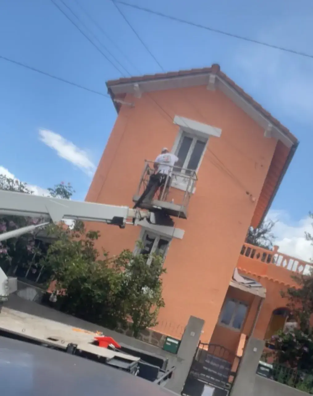 Travaux de peinture extérieure en cours en Haute-Loire