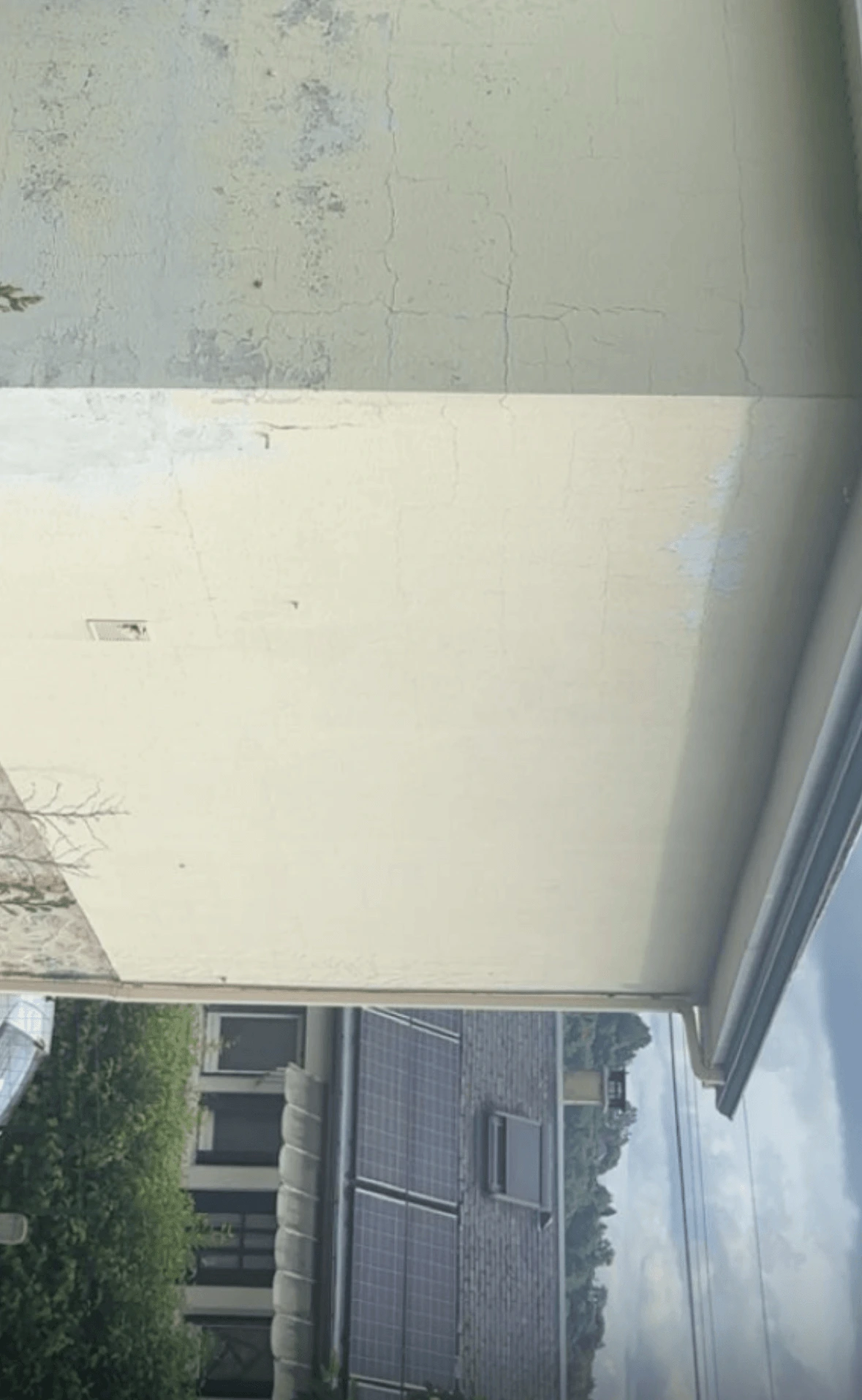 Microfissures sur une façade de maison à Brioude