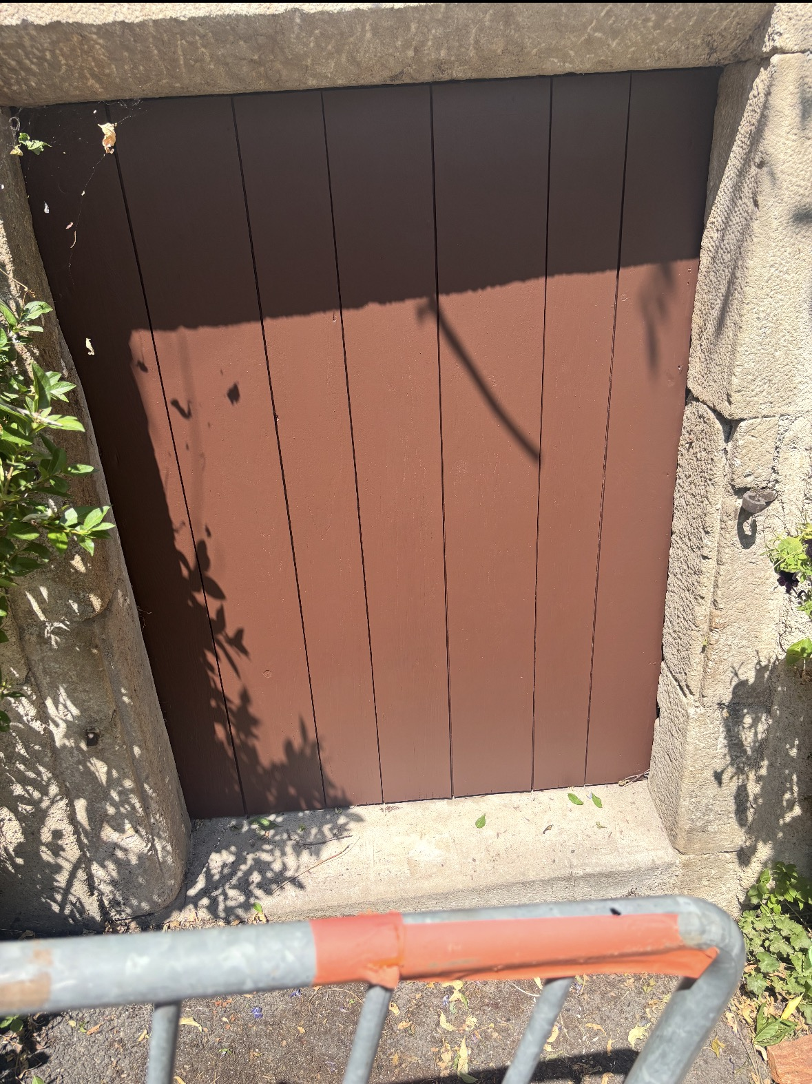 Deuxième vue d'une porte extérieure après rénovation
