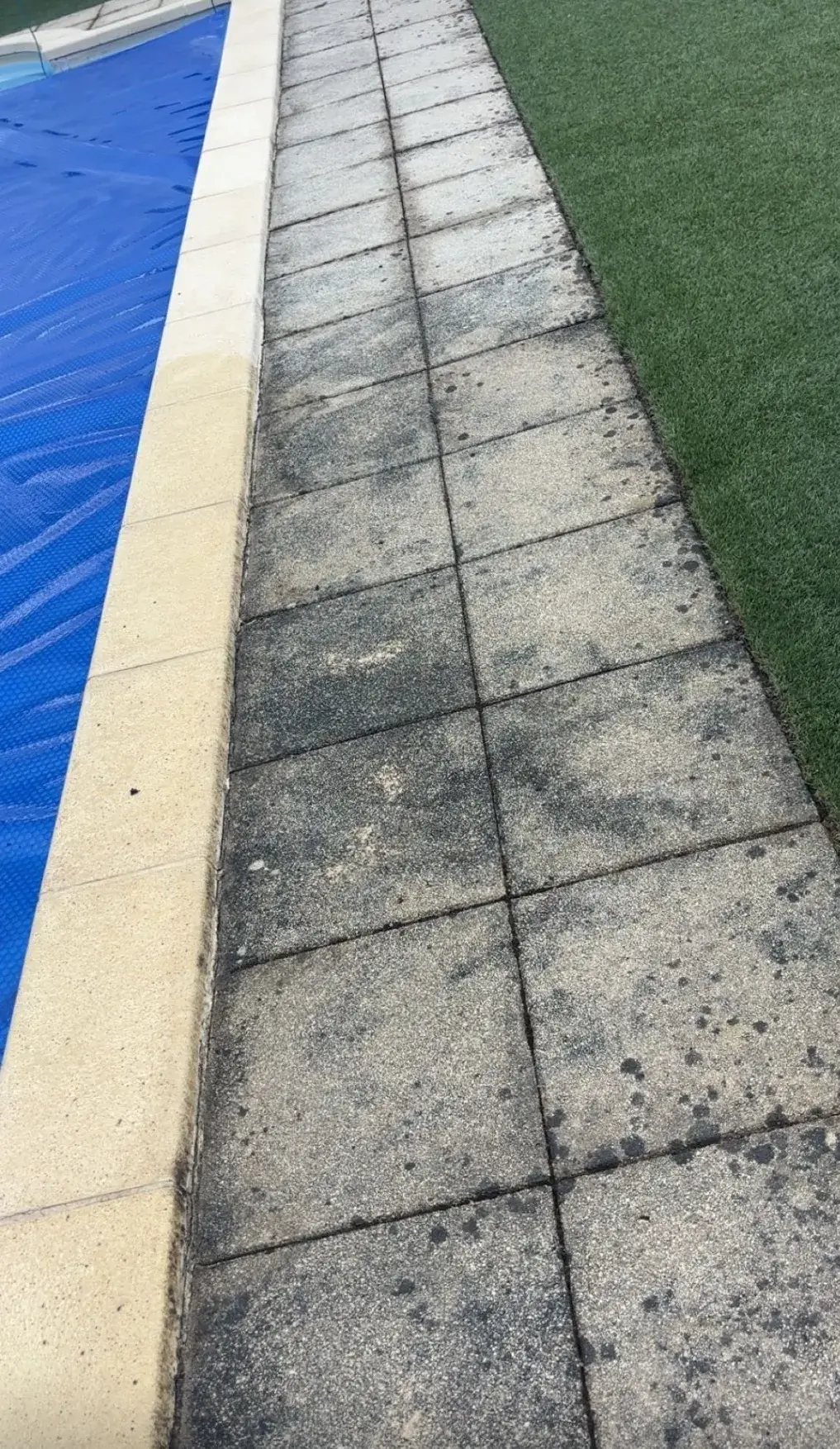 Terrasse nettoyée autour d'une piscine en Haute-Loire