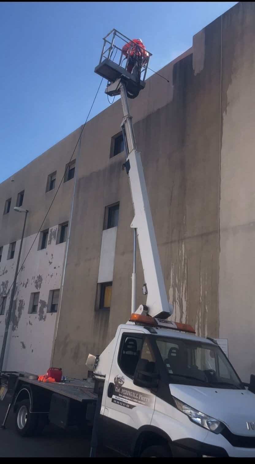 Nettoyage haute pression d'une façade d'immeuble