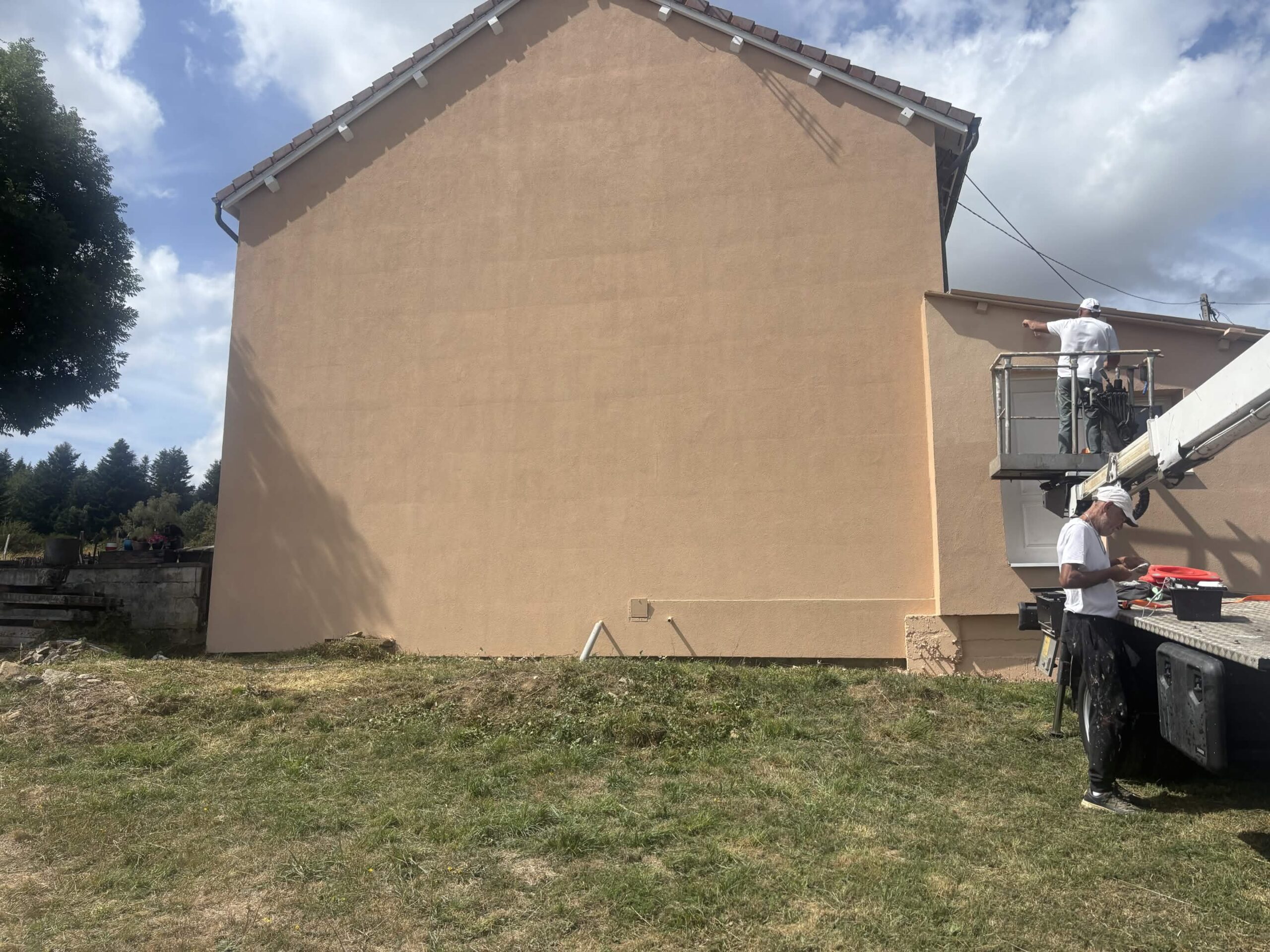 Peinture extérieure de façade avec nacelle en Haute-Loire par TP Peinture